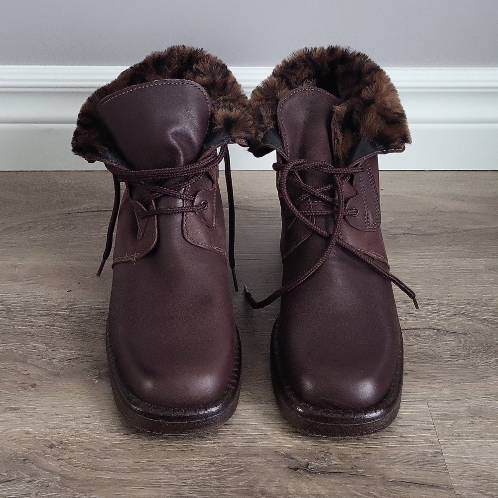 La Canadienne Brown Ankle Boot - Picture 2 of 16